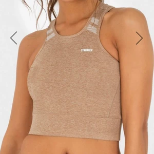 Stronger crop top/sport bh beige - Beige Stronger crop top/sport bh, använd fåtal gånger