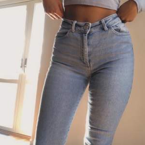 Vintage inspirerade jeans från bikbok. Storleken är S men stretchiga och ganska stor i storlek så passar en M bättre. Jeansen är avklippta vid benen för en croppad look.