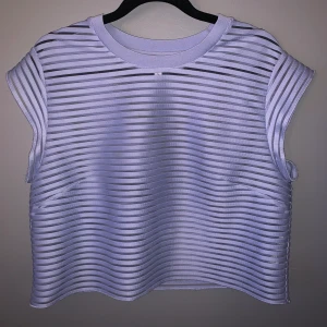 Blå topp &other stories - Sååå fin topp från &other stories som tyvärr inte fått komma till användning. Superbra skick och ser helt ny ut. Slutsåld! Storlek 40 men funkar på både M och S. 