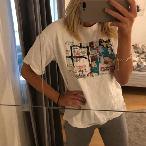 T-shirt med tryck - Supersnygg t-shirt från Uniqlo! Strl XS men skulle säga att den är mer en S, lite oversized. Använd ett par gånger och i väldigt fint skick. Ostruken på bilden! Hör av dig om du är intresserad😊