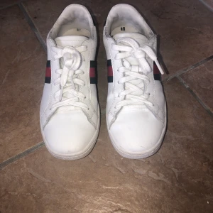 Skor - Nästan oanvända skor från märket Roots. Storlek 37