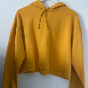 Gul croppad hoodie - Senapsgul, använd fåtal gånger