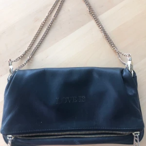 Väska från Zadig et voltaire - Svart ”love is” väska från Zadig et Voltaire, inköpt 2018 för cirka 320€, väl använd, medföljer två kedjor (den korta är oanvänd) och dustbag. Bud från 500kr