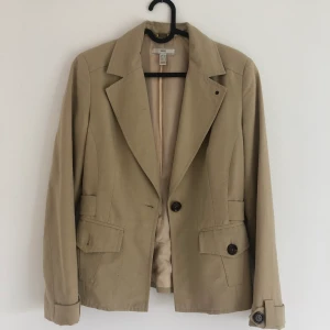 Beige kavaj - Beige kavaj från MNG i strl 38 🤍 Vintage skick, syns dock bara på insidan att den är lite äldre då den är i bra kvalité för övrigt. 