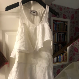 Acne klänning - En vit klänning med volanger från acne, säljer då den är alldeles för liten för mig tyvärr :(. Perfekt till student eller annan tillställning! Går även att användas som blus ✨