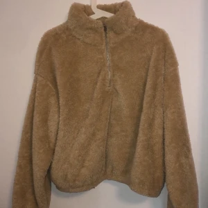 Teddy tröja - En beige teddy tröja i storlek M. Skriv för fel bilder eller vid intresse💕