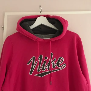 Nike hoodie  - Snygg Nike hoodie i rosa/cerise färg💕 250kr:)