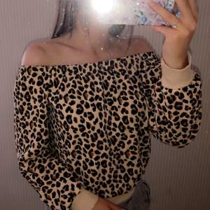 En off shoulder tröja med leopard mönster, jättefint skick. säljer för den används inte. köpt från H&M för 199kr. skriv vid intresse eller fler bilder🥰