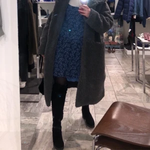 Svarta overknees - Ett par svarta klackskor gjorda i fejkmocka typ. De är storlek 37 och har då blivit för små för mig. Längst fram i skon finns det ett geleinlägg som gör dem skönare att gå i. Går att ta bort ifall man så önskar. De sitter kvar på benen med en resår, har dragkedja och har ca 6 cm klack. Frakt ingår 