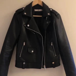 super fin skinnjacka! - En super snygg och trendig skinnjacka från Mango👍🏼👍🏼