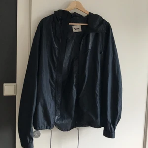 ACNE jacka - Tunn skaljacka från Acne i toppskick. Mörkblå. Stålringens storlek men passar nog mellan s-L beroende på hur man vill att den ska sitta.