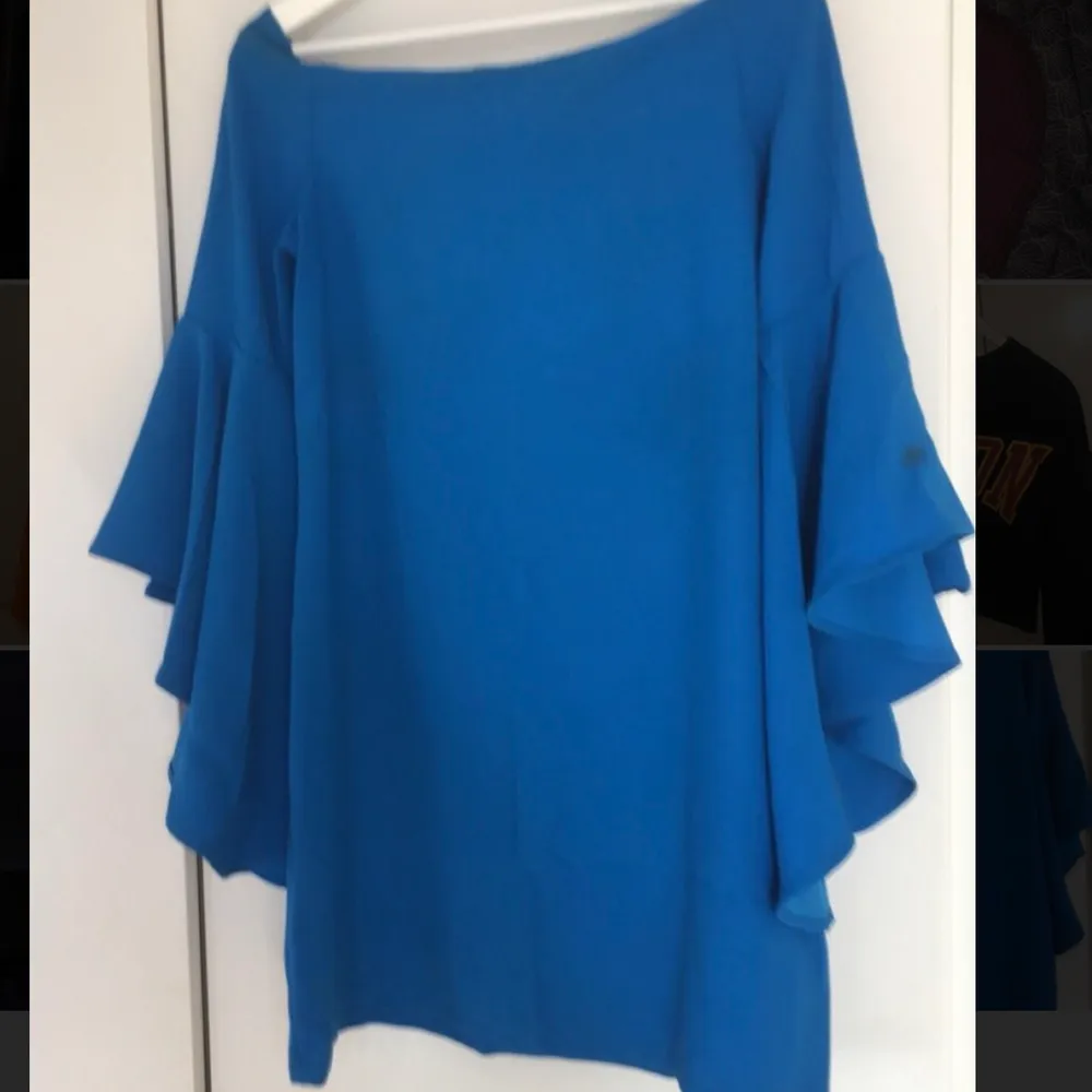 Off shoulder klänning med stor ärmar i en fin blå färg. Använd 1 gång på balen i 9an💙 Str 36. Kan skicka bättre bilder tog bara några lite snabbt💙👍🏼☺️ Går till låren ungefär.  Köpt från chiquelle❤️. Klänningar.