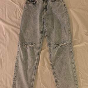 Säljer dessa jeans från nakd i strl 36! De är ljusblåa med slitningar på knäna, säljer p.g.a kommer aldrig till användning!🥰 Pris 300 inkl frakt