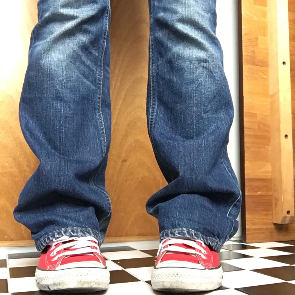 Jättesnygga lågmidjade jeans från nudie, modell: bootcut ola. Knappt använda men köpta seconhand. Jag är 174 cm lång och dom sitter jättefint, har bara aldrig fått användning av dom💕💕. Jeans & Byxor.