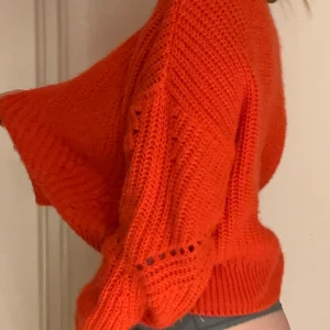 röd stickad tröja ❣️ - En oversized, röd stickad tröja som är otroligt bekväm 🥰Priset går alltid att diskutera!!