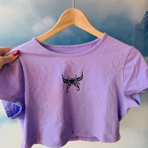 Lila fjärilstopp - Sjukt söt fjärilstopp som är ovanlig och cool. Älskar verkligen den!