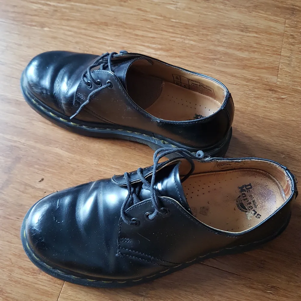 Dr. Martens- kängor i låg modell och gott skick. Ena skosnöret har gått av och är därför kortare. Storlek 37 (US 6). Möts upp i GBG eller fraktar mot betalning.. Skor.