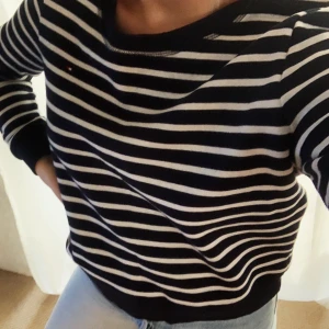 Tommy hilfiger tröja - Jättefin Tommy Hilfiger sweatshirt, nästan helt oanvänd🦋💙                                  Storlek:Xs         