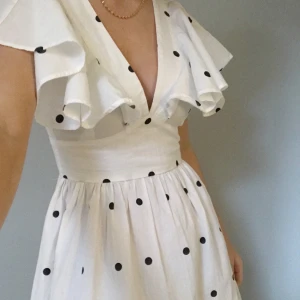 Klänning mönstrad - Vit klänning med prickar och bar rygg från Ginat Tricot. Säljer då den tyvärr inte kommit till användning. Köpt i somras för 500kr💕 Pris: 200kr+frakt