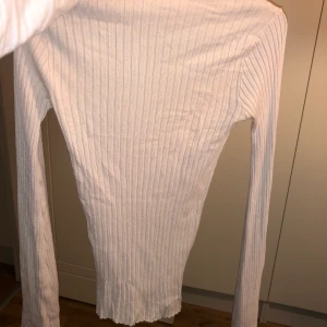 Fin tröja med utsvängda armar längst ned vid armleden - Rosa 