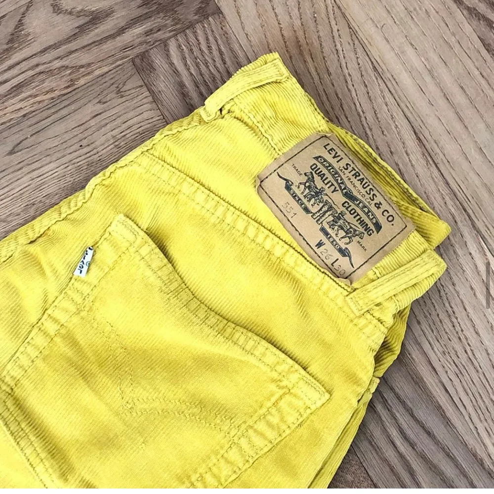Skitsnygga manchesterbyxor från Levi’s i storlek W26 L30. Köpta vintage i amsterdam.. Jeans & Byxor.