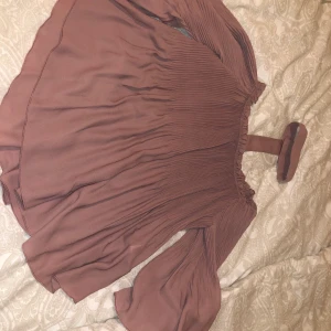 Fin topp  - Jättesöt topp med band runt halsen. XS-S💖