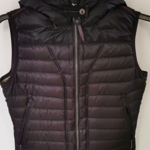 Parajumpers väst dam - Parajumpers väst dam storlek S modell Angela. Nypris cirka 2800. Använd en säsong men är i bra skick. 