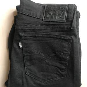 Några supernice svarta enkla jeans från Levi’s! Raka hela vägen ner och sitter finr på! 