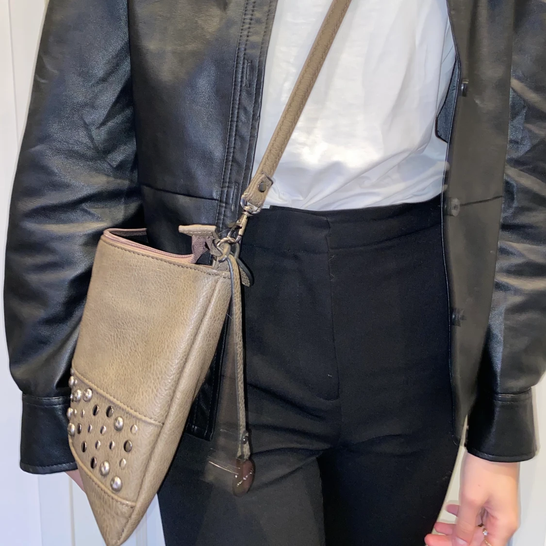 Brun axelremsväska med nitar - 90