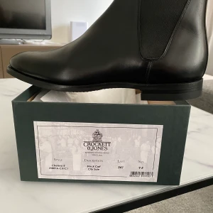 Chelsea crocket & Jones - Helt nya chelsea skor ifrån crockett & jones. Aldrig använda. Vid snabb affär kan jag sälja billigare, kan även posta och betala frakten. Kostar över 5500-6000 kr nya