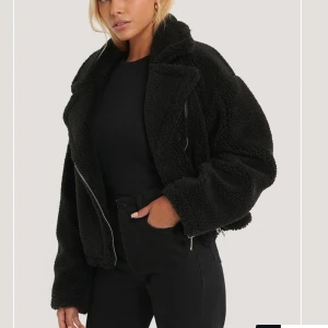 teddy jacka - en fin teddyjacka som tyvärr inte kommer till användning, jackan är perfekt längd och håller en bra skick, frakt tillkommer