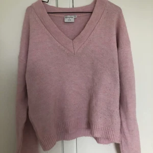 Rosa stickad tröja NA-KD - Stickad tröja ifrån SCHANNA x nakd kollektionen, super fin och den rosa färgen är så fin! Färgen syns inte jätte bra på bilderna så om man vill ha bättre bild på det så skriv det. Den passar både XS-M skulle jag säga beroende på hur man vill att den ska sitta. Den är oversized redan i modellen! Bra skick. 