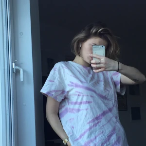 Tiedye t-shirt från Jeanerica.  - I princip oanvänd svinsnygg t-shirt i storlek small. Organic Cotton. Köparen betalar frakt men kan mötas i Sthlm! 