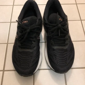 Superbra träningsskor - Superbra ordentliga träningsskor från Asics. Köpte dem för att jag gymmar/springer en del och behövde ett par bra skor som även fungerade mot lite överpronation vilket dem flesta har till viss grad. Säljes för att dem är en storlek för små. Använda ett fåtal gånger. Modell GT 2000. Nypris 1499kr.