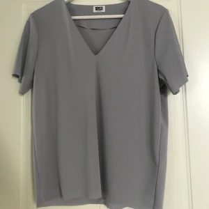 Top - Top från weekday, längst ner har det lossnat lite tråd, går att klippa bort. Strl xs men skulle säga s.