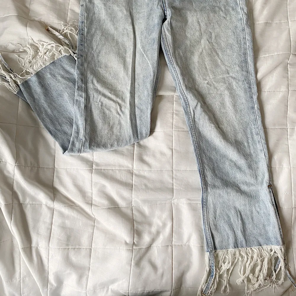 Snygga Jeans från Zara med cool detalj nertill! I storlek 36. Frakt tillkommer. Jeans & Byxor.