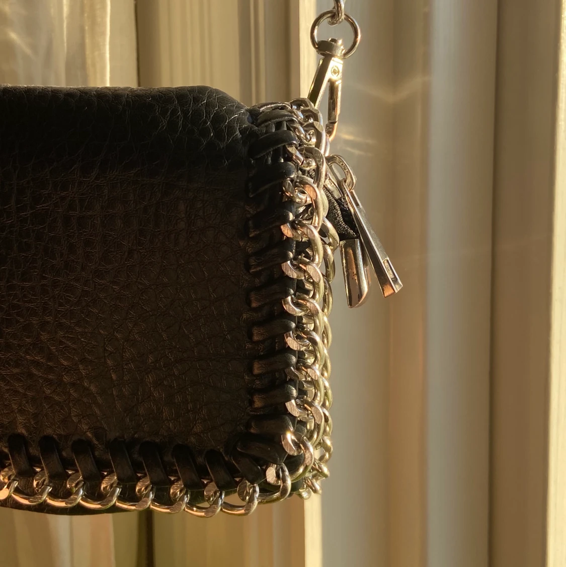 Svart väska med silverdetaljer - 91