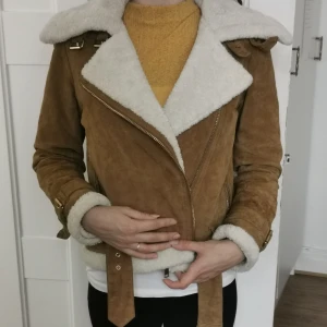 Pilotjacka  - Pilotjacka från Zara. Köpt för ca 2 år sedan men sparsamt använd, finns inga skavanker. Väldigt varm och skön men ej min stil så därför jag säljer. 