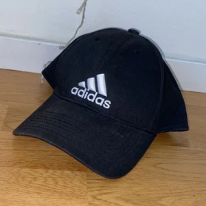 Adidas keps - Knappt använd, one size men storleken går att ändra där bak🥰 40kr + frakt💘