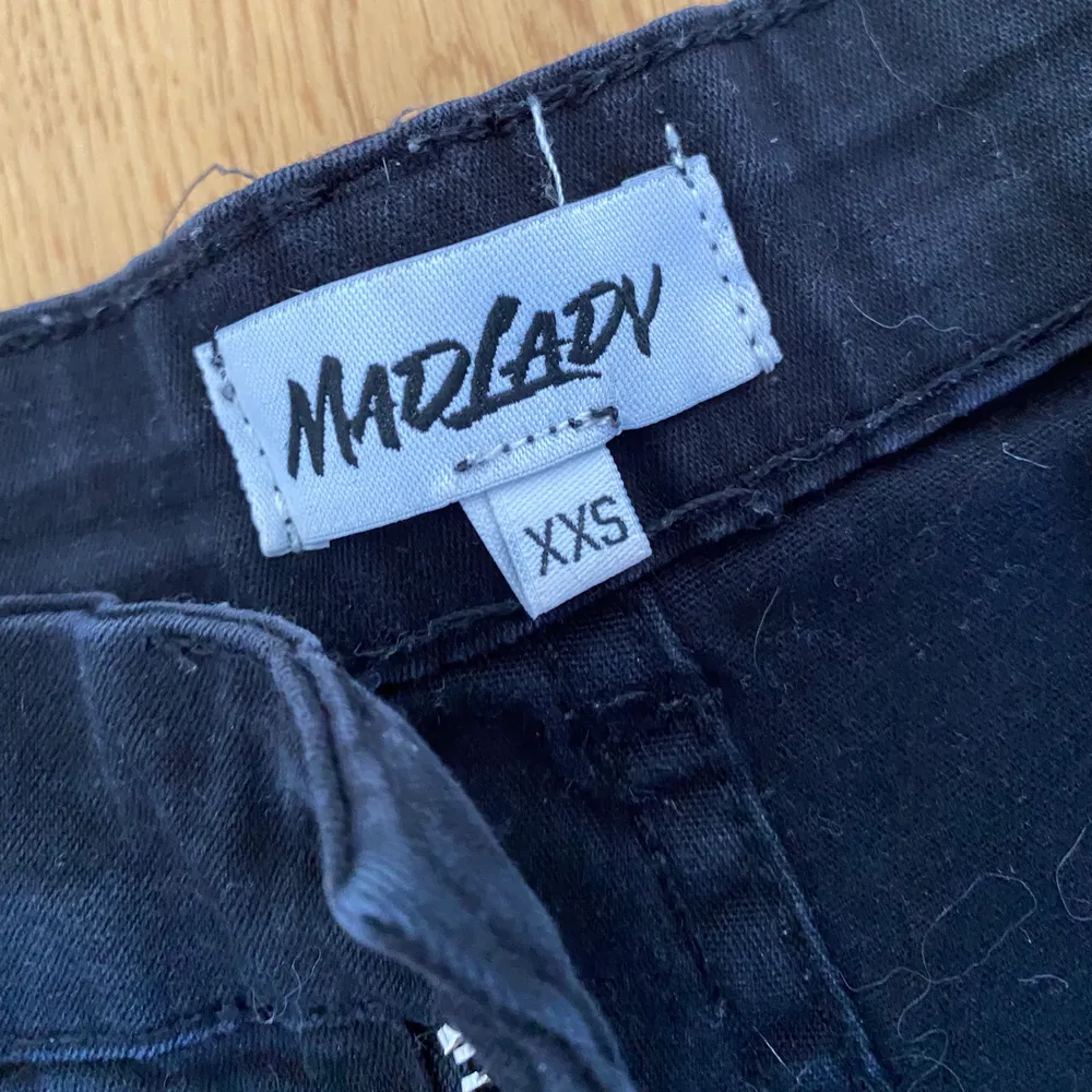 Cargobyxor från Madlady i strl XXS, något urtvättade men annars bra skick🥰 100kr + frakt💘. Jeans & Byxor.