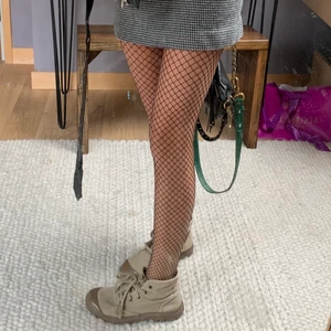 Fett snygga PALLADIUM sneakers/boots  - Äkta ❤️PALLADIUM❤️ skor som är nästan nyskick då jag helt glömde att jag hade dom😂  älskar dessa skor såå mycket och är asbra kvalité och sköna som FAN! Storlek 39 men jag har typ 37 och de har aldrig känts stora så de har väl lite flexibel storlek typ haha