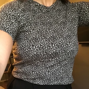 T-shirt Gina tricot M - Skön T-shirt från Gina tricot. Köparen står för frakt.🖤