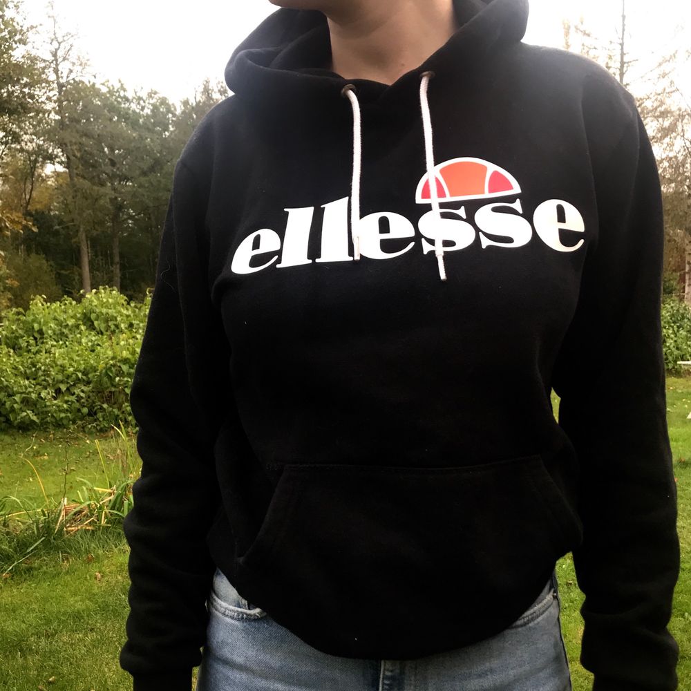 Säljer nu min Ellesse hoodie då den inte längre kommer till användning! Den är använd men den är i mycket fint skick:) Skriv för mer frågor eller bilder! Köparen står för frakten . Huvtröjor & Träningströjor.