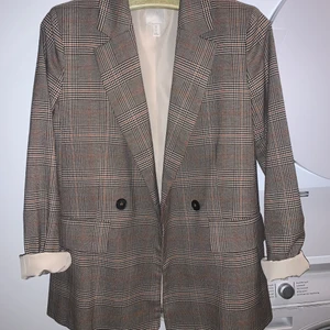 Kavaj  - Rutig kavaj i från H&M i storlek 36 = S knappt använd pågrund av att den är förliten för mig 