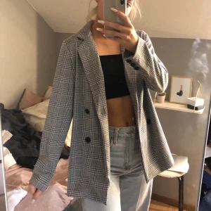 Kappa/kavaj från Cubus - Jacka från Cubus som är i ett ganska mjukt material,  skit snygg men använder den tyvärr inte💖