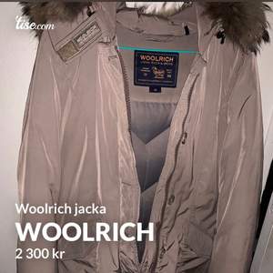 Säljer denna Woolrich jacka i storlek Xs (passar även S) som är använd en säsong. Den har ett mindre hål på bildens vänstra arm som är 2mm stort, det syns alltså inte på håll. Kan gå ner i pris vid snabb affär.