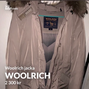 Woolrich jacka  - Säljer denna Woolrich jacka i storlek Xs (passar även S) som är använd en säsong. Den har ett mindre hål på bildens vänstra arm som är 2mm stort, det syns alltså inte på håll. Kan gå ner i pris vid snabb affär.