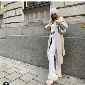 kappa - säljer dena kappa i från lin ahlborgs kollektion med Nakd. Kappan är i storlek 38 och i en snygg beige färg. Kommer tyvär inte till användning och därför säljer jag den.  350kr köpare står för frakt. Priset är diskuterbart 