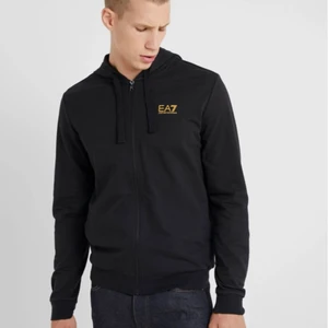 Ea7 kofta guld (snabb äffär 600) - Säljer den eftersom den är för stor för mig             Ny skick (ba använt en gång) storlek M