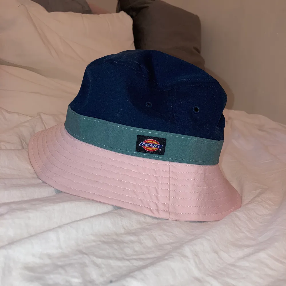 Säljer min goa fiskehatt från Dickies. Den är endast använd ett par fåtal gånger och är i mycket bra skick. Storlek: onesize Nypris: 350 kr. Köparen står för frakt💗💗💗. Accessoarer.